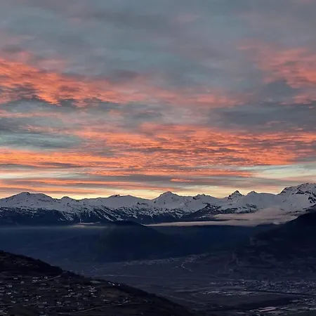 شقة Modern With Balcony, Access